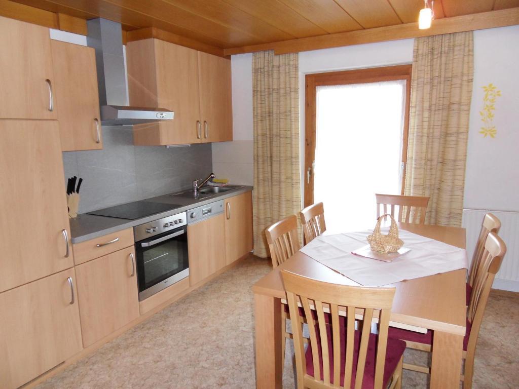 Haus Erhart Appartement Ladis Kamer foto